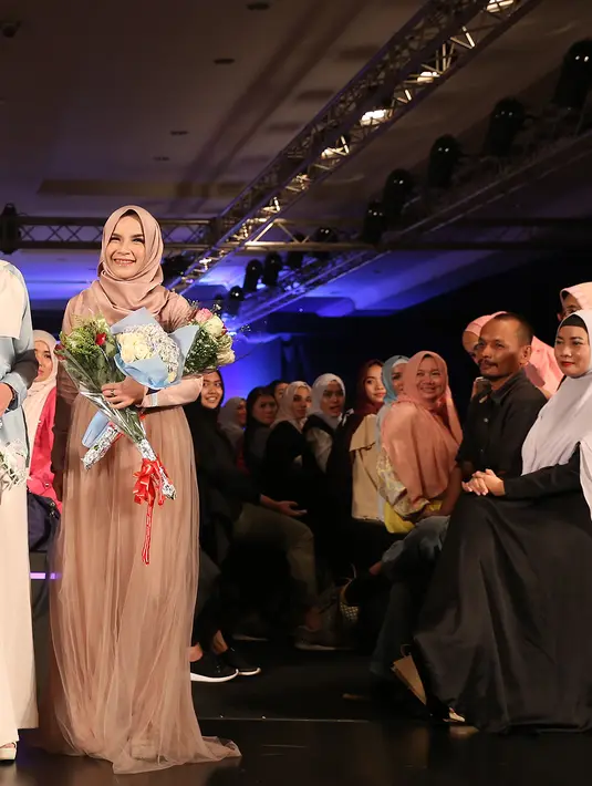 Zaskia tentunya menggandeng sang kakak, Tasya Nurmedina untuk memperkenalkan rancangan milik mereka. (Andy Masela/Bintang.com)