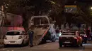 Petugas polisi mengangkut mobil politisi Brasil Marielle Franco yang ditembak di Rio de Janeiro, Brasil (15/3). Menurut penyelidikan polisi, terdapat sembilan tembakan yang menembus mobil Franco. (AFP Photo/Mauro Pimentel)