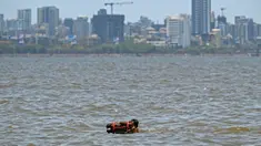 Seorang penjaga membawa kudanya untuk berendam di laut pada suatu hari di musim panas di Mumbai pada tanggal 8 Mei 2024. (Punit PARANJPE/AFP)