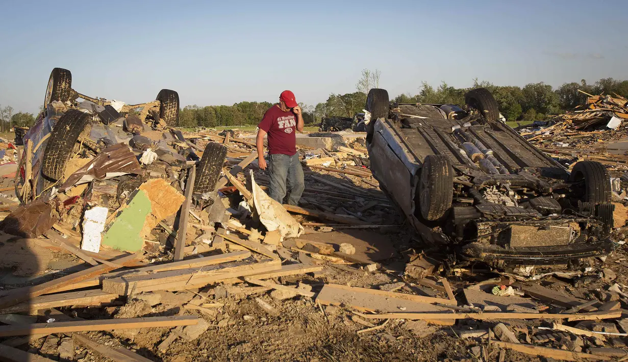 Tornado dahsyat mengoyak beberapa kota di selatan Amerika Serikat, Senin, (28/4/14). (REUTERS/Carlo Allegri)