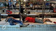 Pedagang tertidur di atas meja kios daging yang kosong di Pasar Palmerah, Jakarta, Senin (10/8/2015). Pedagang daging sapi melakukan aksi mogok jualan karena harga daging terus merangkak naik hingga mencapai Rp 130 ribu/kg. (Liputan6.com/Johan Tallo)