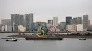 Kapal tongkang membawa Cincin Olimpiade di Distrik Odaiba, Tokyo, Jepang, Jumat (17/1/2020). Cincin Olimpiade dengan tinggi 15,3 meter dan panjang 32,6 meter tersebut akan berada di sana hingga Olimpiade 2020 berakhir. (AP Photo/Jae C. Hong)