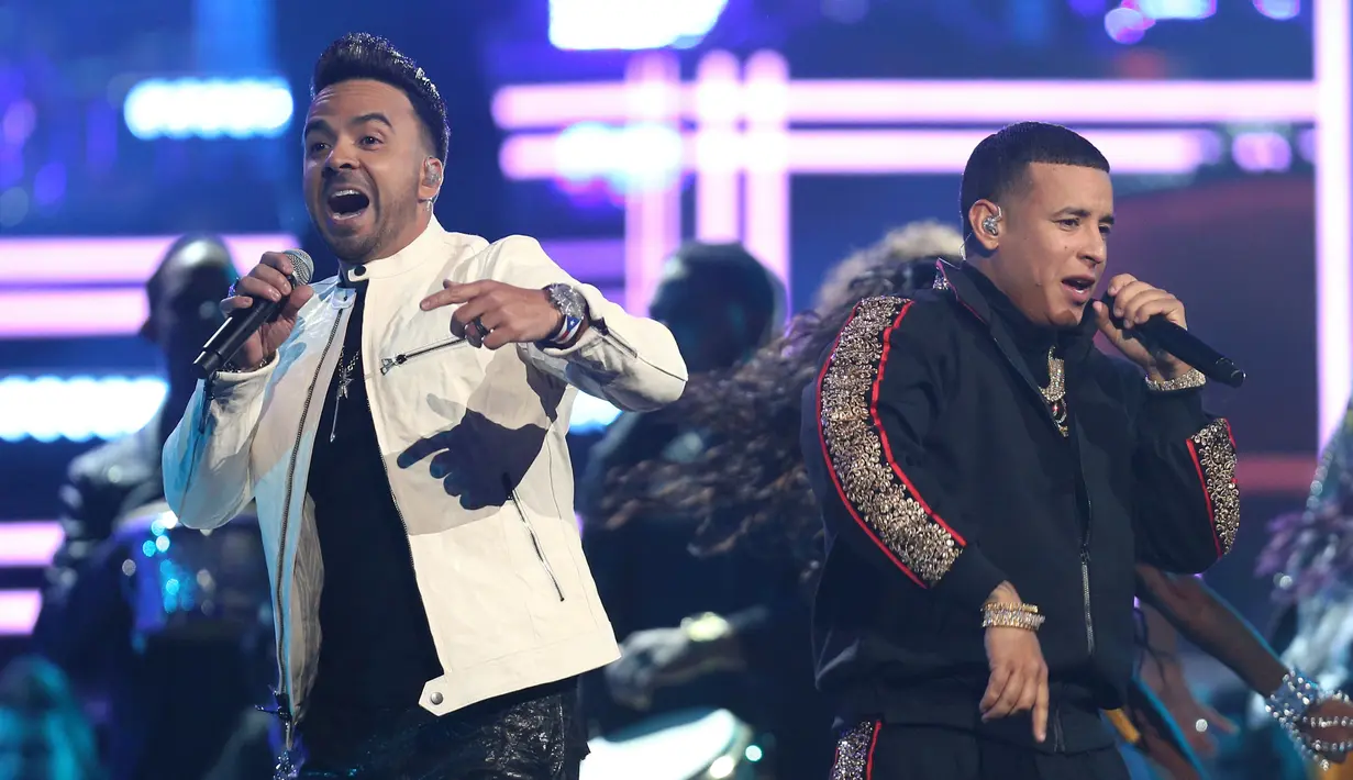 Penampilan Luis Fonsi dan Daddy Yankee membawakan Despacito di panggung ajang Grammy Awards 2018 di New York, Minggu (28/1). Intro lagu tersebut yang begitu ikonik langsung membuat tamu undangan dan penonton acara bergoyang. (Matt Sayles/Invision/AP)