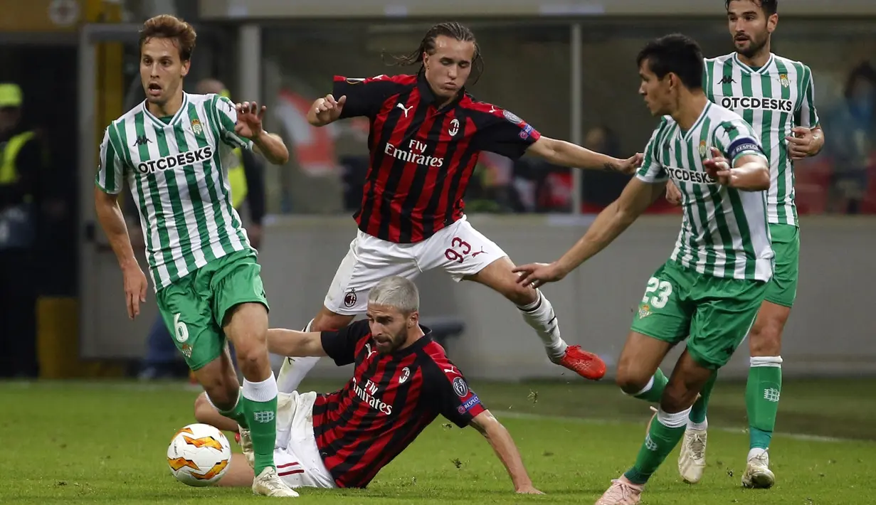 Pemain Real Betis, Sergio Canales, berusaha melewati pemain AC Milan pada laga Liga Europa di Stadion San Siro, Kamis (25/10/2018). AC Milan takluk 1-2 dari Real Betis. (AP/Antonio Calanni)