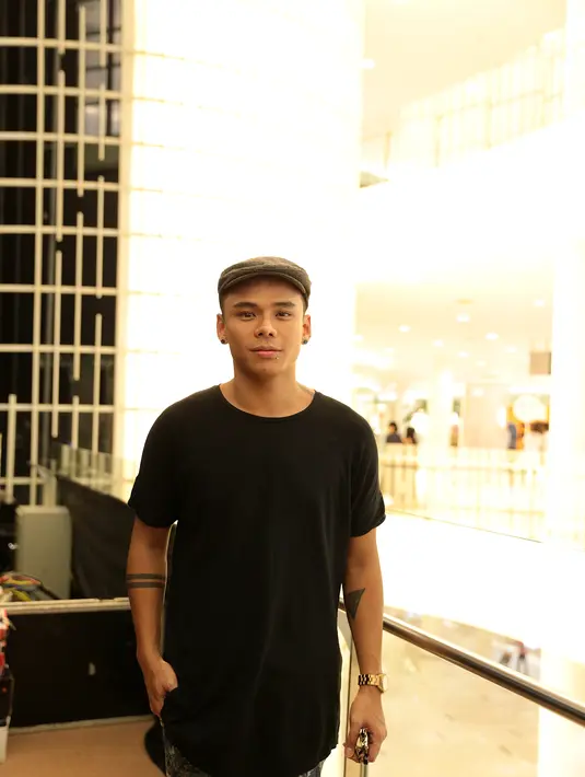 "Ada 10 dan mungkin akan nambah. Dari pertengahan 2009 beres kuliah nyobain tato pertama di punggung, nama Mamah," ungkap Teza Sumendra saat ditemui di Senayan City, Jakarta, Jumat (15/4/2016).(Adrian Putra/Bintang.com)