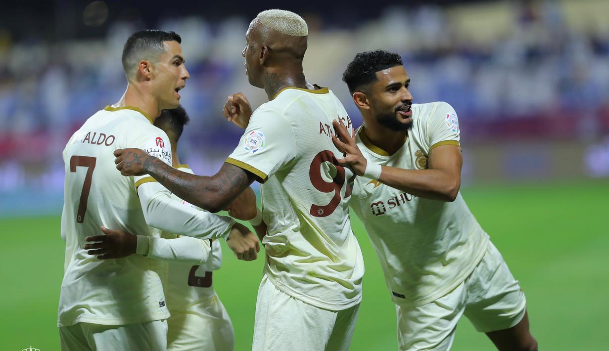 Selebrasi para pemain Al Nassr FC setelah Cristiano Ronaldo mencetak gol pertama ke gawang Al Adalah melalui eksekusi penalti pada laga pekan ke-22 Liga Arab Saudi 2022/2023 di Prince Abdullah Stadium, Rabu (5/4/2023) dini hari WIB. (twitter@AlNassrFC)