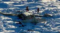 Puing pesawat kecil yang jatuh di Alaska bagian barat dalam penerbangan yang menuju komunitas pusat Nome. (Garda Pantai AS via AP)
