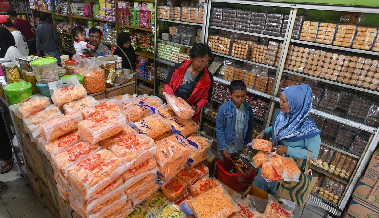 Walaupun jumlah pedagang kue kering di kawasan ini tidak seramai beberapa tahun lalu, namun penjualan kue kering di kawasan ini meningkat rata-rata hingga 15 persen dibandingkan tahun lalu. (merdeka.com/Arie Basuki)