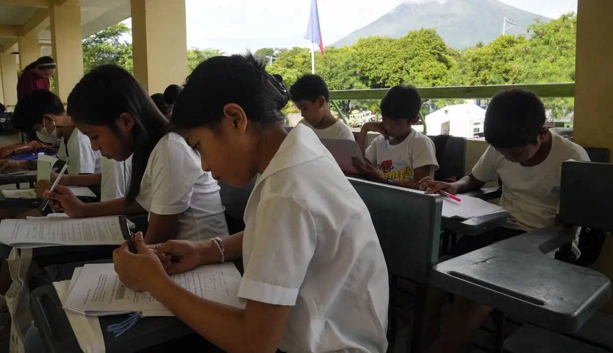 Setiap ruang kelas telah berubah menjadi tempat perlindungan yang penuh sesak bagi beberapa keluarga dengan alas tidur, tas pakaian, kompor dan mainan untuk anak-anak. (AP Photo/Aaron Favila)