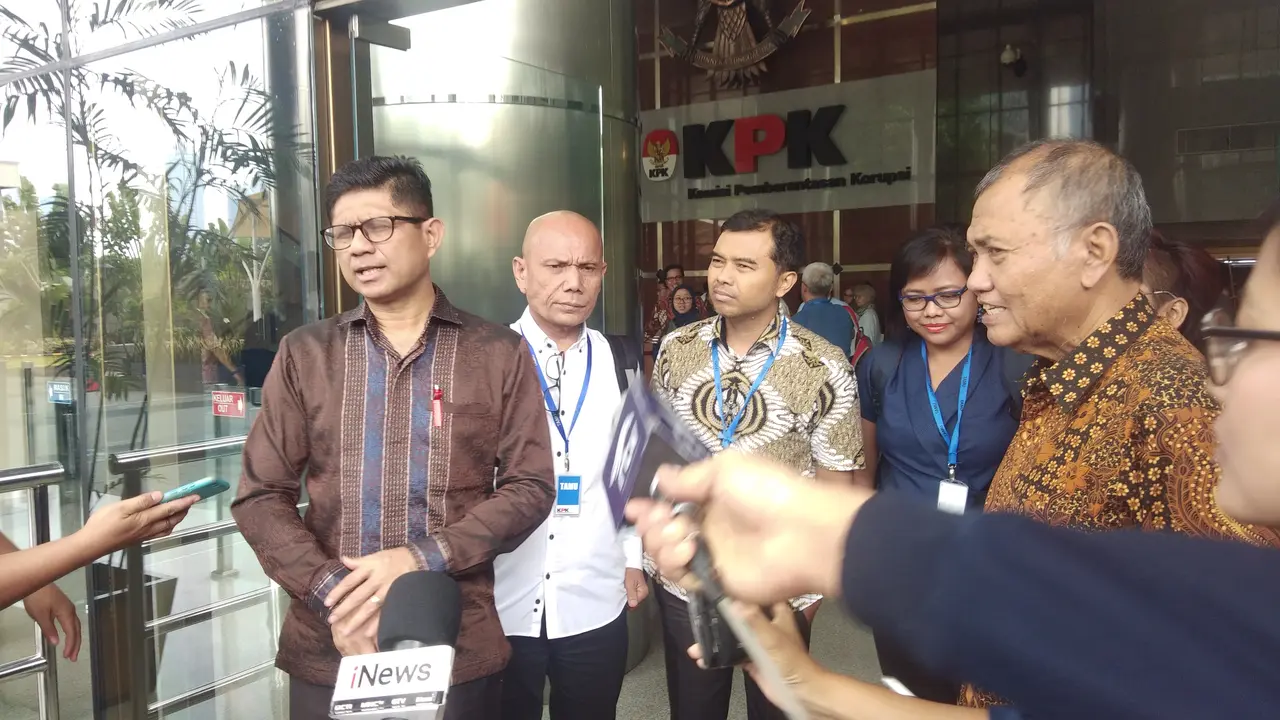 Koalisi Masyarakat Sipil Antikorupsi mendatangi KPK.