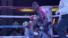 Petinju Indonesia, Jansen Marapu (kanan) menjatuhkan petinju Thailand, Phuttiphong Rakoon pada kelas Lightweight Mahkota Boxing Super Series di Cilandak Town Square, Jakarta (10/3/2018). Jansen menang TKO pada ronde ke sembilan. (Bola.com/Nick Hanoatubun)