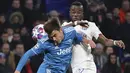 Penyerang Juventus, Paulo Dybala, duel udara dengan pemain Lyon, Maxwel Cornet, pada laga Liga Champions di Stadion Parc Olympique Lyonnais, Kamis (27/2/2020). Lyon menang 1-0 atas Juventus. (AP/Laurent Cipriani)