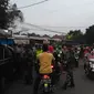 Pedagang takjil di Bekasi bentrok dengan petugas. (Bam Sinulingga/Liputan6.com)