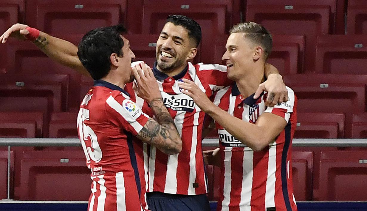 Striker Atletico Madrid, Luis Suarez, melakukan selebrasi usai mencetak gol ke gawang Getafe pada laga Liga Spanyol di Stadion Wanda Metropolitano, Rabu (30/12/2020). Atletico Madrid menang dengan skor 1-0. (AFP/Oscar Del Pozo)