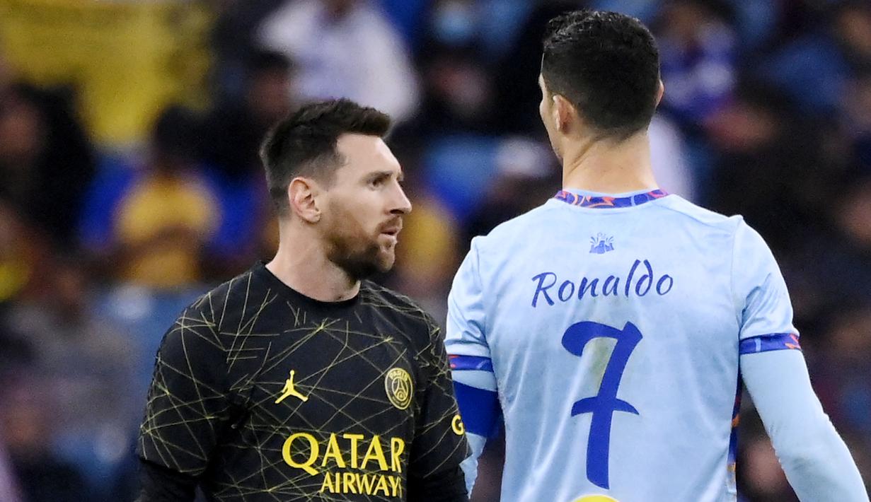 Pemain Paris Saint-Germain (PSG), Lionel Messi bersama pemain Riyadh All-Star, Cristiano Ronaldo, pada laga persahabatan di Stadion Raja Fahd pada Jumat (20/1/2023). CR7 dan La Pulga kembali duel di lapangan hijau. Kali ini keduanya dipertemukan dalam laga PSG vs Riyadh All Star di Stadion Raja Fahd pada Jumat (20/1/2023). (AFP/Franck Fife)