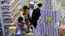 Warga Yaman berbelanja di supermarket menjelang bulan suci Ramadhan yang akan datang, di ibu kota Sanaa pada 30 Maret 2022. Pada Ramadan ini, umat Islam diseluruh dunia akan menjalani ibadah puasa satu bulan penuh. (MOHAMMED HUWAIS / AFP)