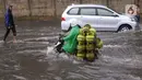 Pengendara terjebak banjir yang menggenangi jalan Bayangkara Pusdiklat, Kota Tangerang Selatan, Banten, Selasa (2/11/2021). BMKG mengeluarkan peringatan potensi cuaca ekstrem di wilayah Jakarta, Bogor, Depok, Tangerang, dan Bekasi (Jabodetabek). (Liputan6.com/Angga Yuniar)