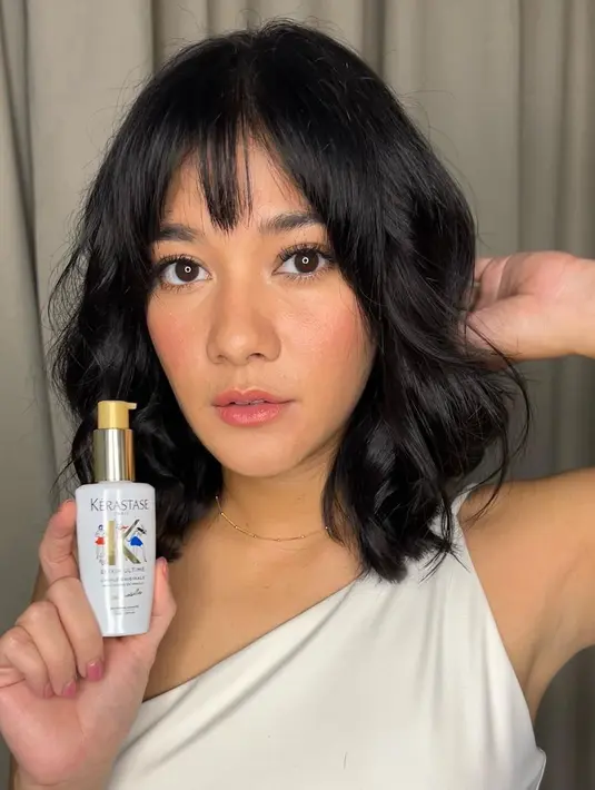 Naysilla Mirdad terlihat menggemaskan dengan rambut berponi. Rambut sebahunya ditata bergelombang dan diberi poni tirai yang membuat penampilannya terlihat lucu. Foto: Instagram.