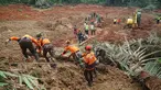 Tim penyelamat mencari korban selamat setelah longsor menimbun beberapa rumah di Desa Cibeunying, Kabupaten Cilacap, Jawa Tengah, pada Jumat 14 November 2025. Bencana tanah longsor melanda Kecamatan Majenang, Kabupaten Cilacap, Jawa Tengah, pada Kamis (13/11/2025) malam. (Bakhtiar RAHMAN/AFP)