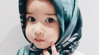 Anak dari Yasmine Wildblood, Seraphina Rose tampak begitu imut saat mengenakan hijab. Keimutan Sera pun membuat warganet jadi gemas saat melihatnya. (Foto: instagram.com/yasminexitenun)