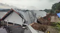 Tembok penahan tebing (TPT) longsor menimpa stasiun Maseng, Kecamatan Cigombong, Kabupaten Bogor. (Liputan6.com/Achmad Sudarno).