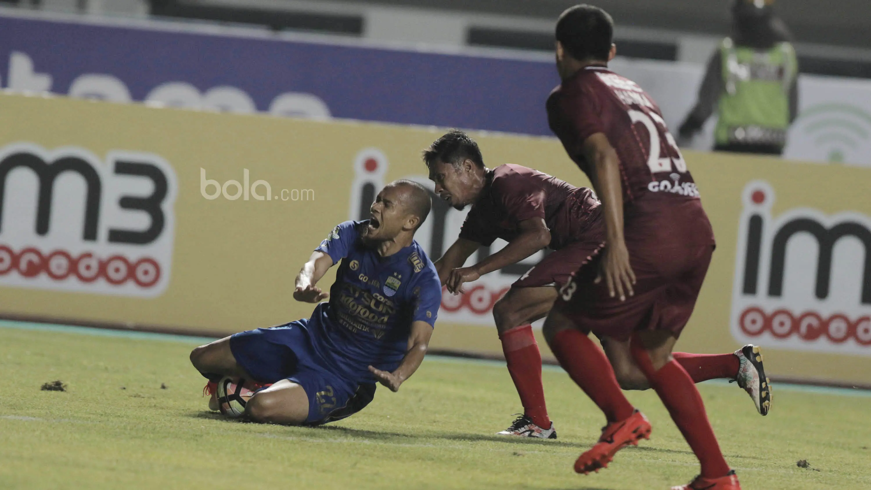 Bek Persib Bandung, Supardi, terjatuh saat berusaha melewati pemain PSM Makassar pada laga lanjutan Liga 1 di Stadion GBLA, Bandung, Rabu, (5/7/2017). (Bola.com/M Iqbal Ichsan)