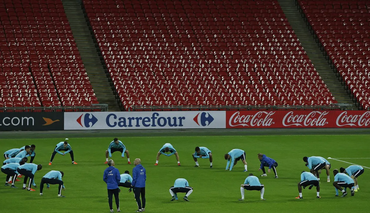 Para pemain Prancis berlatih jelang laga persahabatan melawan Inggris di Stadion Wembley, Inggris, Senin (16/11/2015). (AFP Photo/Adrian Dennis)