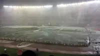 Hujan deras yang membuat lapangan Monumental Antonio Vespucio Liberti tergenang air membuat laga Argentina melawan Brasil, Jumat (13/11/2015) pagi WIB, tertunda hingga besok. (Dok. World Inside Football)