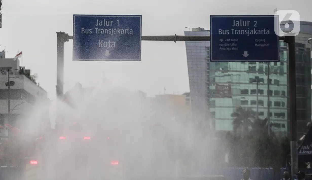 Petugas Damkar saat menyemprotkan cairan disinfektan di kawasan Terminal bus dan Blok M Square, Jakarta, Selasa (23/6/2020). Penyemprotan cairan disinfektan tersebut bertujuan untuk mencegah penyebaran COVID-19. (Liputan6.com/Faizal Fanani)