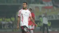 Pemain Persipura Jayapura, Nelson Alom saat bersama timnya melawan Persija Jakarta pada Liga 1 2017 di Stadion Patriot, Bekasi, (8/7/2017). Persija bermain imbang 1-1. (Bola.com/Nicklas Hanoatubun) 