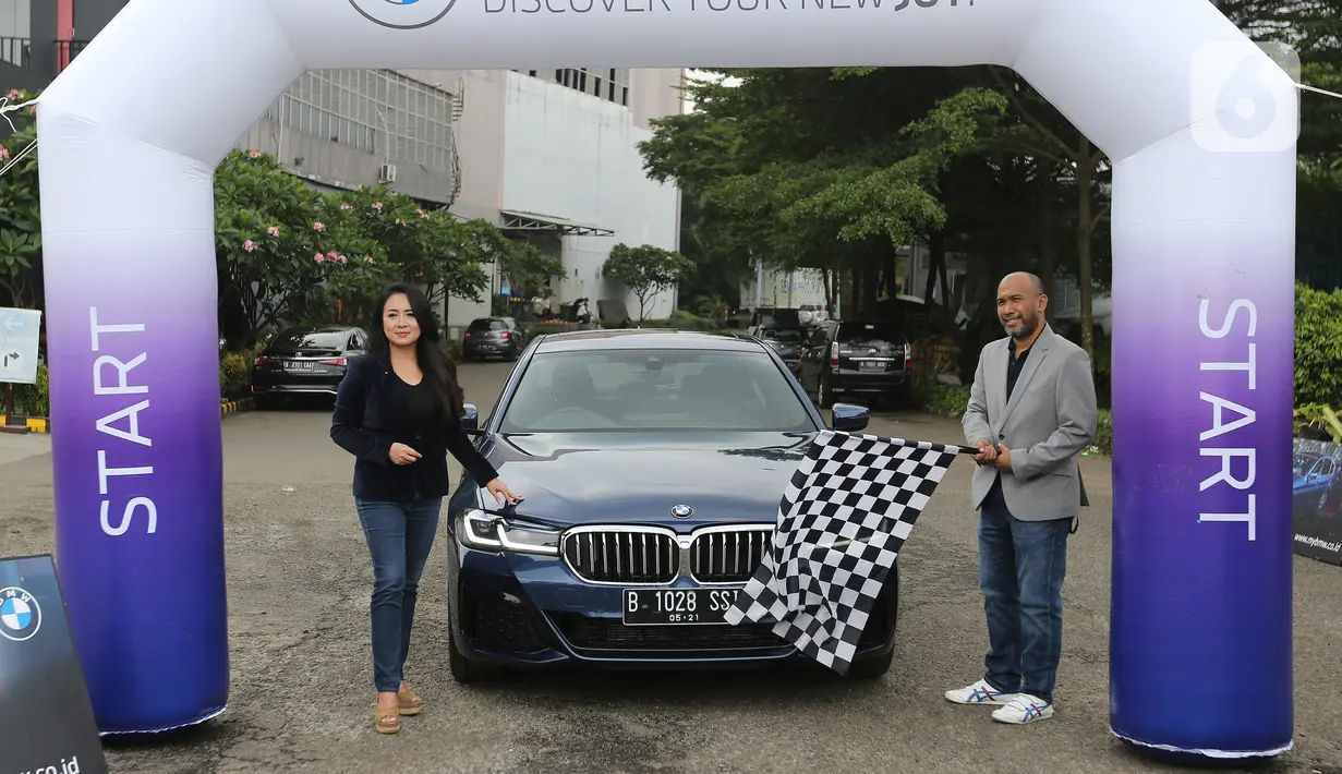 Director of Communications BMW Group Indonesia Jodie O’tania dan Vice President of Customer Support BMW Group Indonesia Ariefin Makaminan foto bersama di depan BMW 520i M Sport pada BMW Test Day di Karawaci, Tangerang, Sabtu (10/04/2021). (Liputan6.com/Fery Pradolo)
