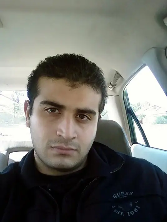 Sebuah foto tak bertanggal diambil dari akun media sosial Omar Mateen. Tersangka penembakan brutal di klub gay Pulse Orlando, Florida, itu tewas diterjang peluru polisi saat baku tembak terjadi di klub tersebut, Minggu (12/6). (HANDOUT/MYSPACE.COM/AFP)