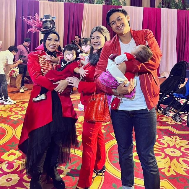 6 Potret Artis dan Anaknya Hadiri Ultah Ameena, Interaksi Para Bayi Bikin Gemas