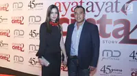 Nia Ramadhani dan suaminya, Ardi Bakrie saat menghadiri gala premiere film Ayat Ayat Cinta 2 di Jakarta, Kamis (07/12). (Liputan6.com/Herman Zakharia)