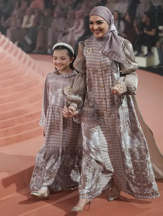 Ashanty tak kalah menawan dengan dress panjang satin bermotif di bagian tengah. Potongan double layered puff sleeve jadi sentuhan manis di penampilan Ashanty. [@shibyshireen]