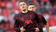 Gelandang Liverpool asal Jerman #07, Florian Wirtz (kiri), dan bek Liverpool asal Hungaria #06, Milos Kerkez, melakukan pemanasan menjelang pertandingan persahabatan pramusim kedua antara Liverpool dan Athletic Bilbao di Anfield, Liverpool, Inggris barat laut, pada 4 Agustus 2025. (Darren Staples/AFP)