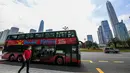 uah bus wisata terlihat di Shenzhen, Provinsi Guangdong, China selatan (22/10/2020). Shenzhen pada Kamis (22/10) meluncurkan tiga jalur bus wisata bagi wisatawan, yang masing-masing menampilkan budaya, teknologi, dan pemandangan malam kota tersebut. (Xinhua/Mao Siqian)