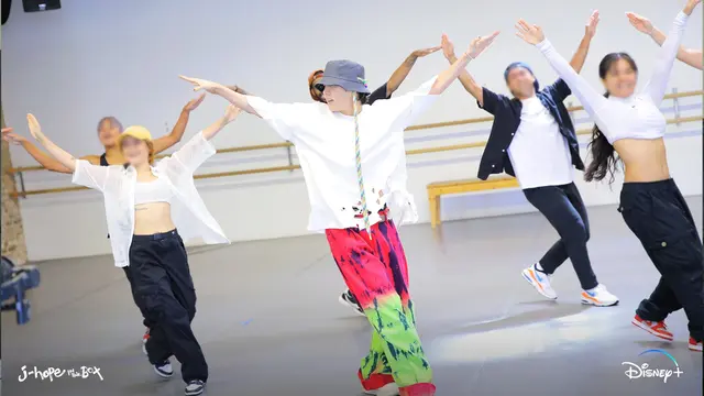 J-Hope BTS dalam J-Hope in the Box. (Twitter/ disneyplusla)