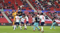 Penjaga gawang Inggris Jordan Pickford meninju bola saat melawan Austria pada pertandingan persahabatan di Stadion Riverside, Middlesbrough, Inggris, Rabu (2/6/2021). Inggris mengalahkan Austria dengan skor 1-0. (Lindsey Parnaby, Pool via AP)