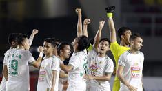 Selebrasi pemain PS Sleman usai mengalahkan PSM Makassar pada laga perebutan juara tiga Piala Menpora 2021 di Stadion Manahan, Solo, Sabtu (24/4/2021). (Bola.com/M Iqbal Ichsan)