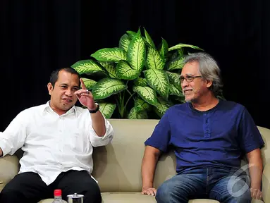 Menteri Marwan Jafar saat bersama Iwan Fals di Kediaman Iwan Fals, Depok, Selasa (16/12/2014). (Liputan6.com/Johan Tallo)