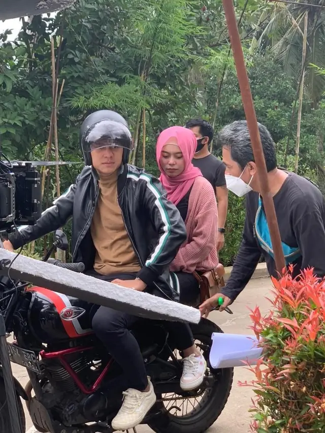 8 Potret Lesty Kejora dan Rizky Billar saat Syuting Kulepas dengan Ikhlas, Bikin Baper