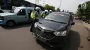 Polisi menggelar razia kendaraan pribadi yang menggunakan rotator di Jakarta, Jumat (13/10). Ketentuan penggunaan lampu isyarat ini ada dalam Pasal 59 Undang-Undang Nomor 22 tahun 2009 tentang Lalu Lintas dan Angkutan Jalan. (Liputan6.com/Angga Yuniar)