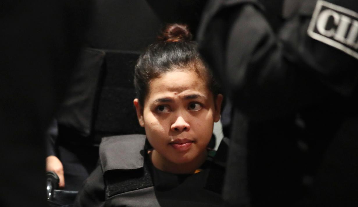 Tersangka kasus pembunuhan Kim Jong-nam, Siti Aisyah berada di Bandara Internasional Kuala Lumpur, Selasa (24/10). Siti Aisyah melakukan reka ulang kejadian di tempat dirinya dituding meracuni kakak tiri pemimpin Korea Utara itu. (AP/Sadiq Asyraf)