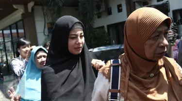 Istri Ustaz Ahmad Alhabsyi, Putri Aisah Aminah mendatangi Pengadilan Agama Jakarta Timur, Senin (27/3). Sidang cerai ustad Alhabsyi dan Putri Aisyah kembali digelar dengan agenda mediasi akhir. (Liputan6.com/Herman Zakahria)