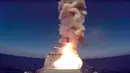 Kapal perang Rusia Admiral Essen menenembakan rudal jelajah Kalibr saat menggempur ISIS di timur Palmyra, Suriah pada 31 Mei 2017. Penembakan di lakukan dari Laut Mediterania. (Russian Defence Ministry Press Service photo via AP)