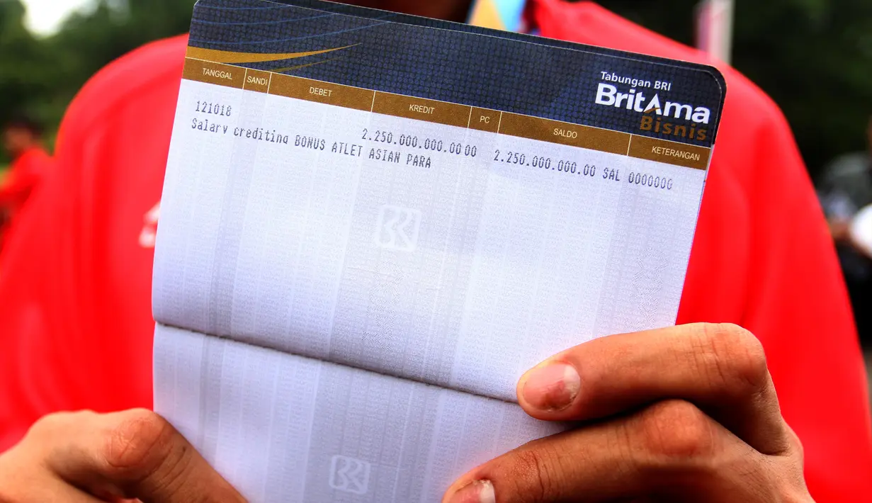 Atlet catur Asian Para Games 2018, Hendi Wirawan menunjukkan buku tabungan berisi bonus sebesar Rp 2,25 M di Istana Bogor, Jakarta, Sabtu (13/10). Hendi mendapat bonus dari pemerintah setelah mendapatkan dua medali emas. (Liputan6.com/HO/Randy)