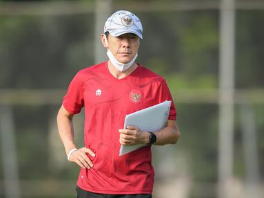 Pelatih Timnas Indonesia, Shin Tae-yong terlihat selalu mengubah formasinya selama babak penyisihan grup B Piala AFF 2020. Namun, ada beberapa pemain yang selalu menjadi pilihan utama pelatih asal Korea Selatan tersebut. Berikut 5 pemain kepercayaan Shin Tae-yong. (Bola.com/Bagaskara Lazuardi)