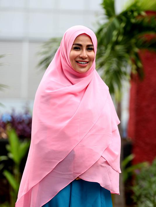 Penyanyi berusia 35 tahun ini tampil memakai hijab dan pakaian yang syar'i dengan paduan pink dan biru, ditambah dengan senyuman di wajahnya, penampilannya semakin cerah (KapanLagi.com/Deki Prayoga)
