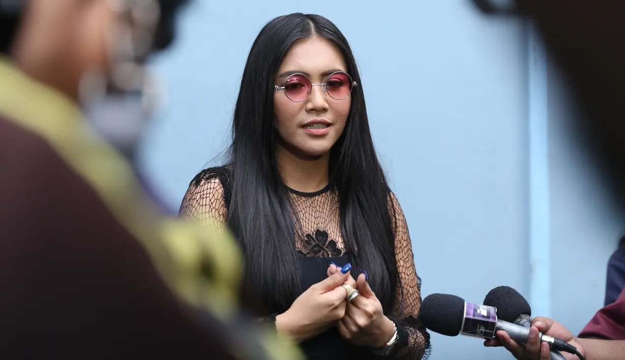 "Tapi kalau untuk anak saya, dari saat itu memang cuma dia (pelaku) satu-satunya orang yang sampai ngomong hal yang menurut saya keji dan kejam," tutur Denada. (Nurwahyunan/Bintang.com)